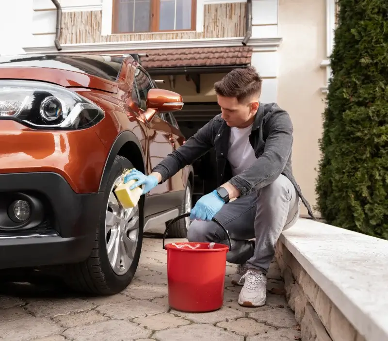 Lavage auto à domicile Saint-Seine-en-Bâche : professionnel intervenant sur un véhicule